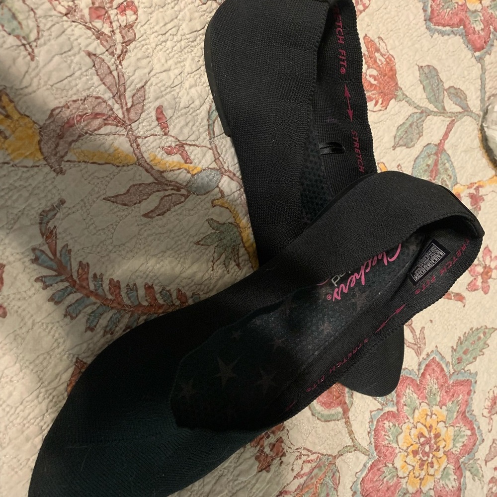 Skecher black flats great condition